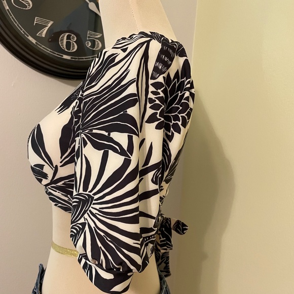 Mott50 Short Sleeve Swim Top Ivory and Black UPF 50 Parrot Tropical NWT - Picture 5 of 7